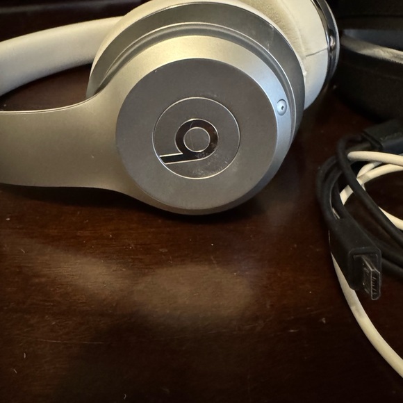 Beats Solo 3 Silver - Picture 3 of 4